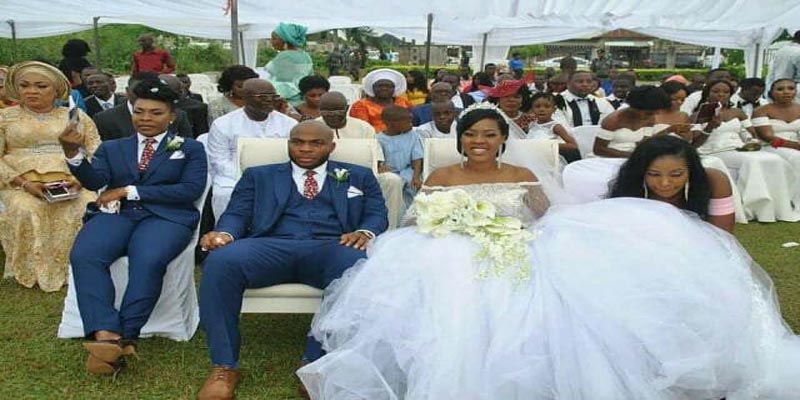 Photos: Il a choisi sa soeur comme Best Man à son mariage. Elle est toute rayonnante dans son costume.