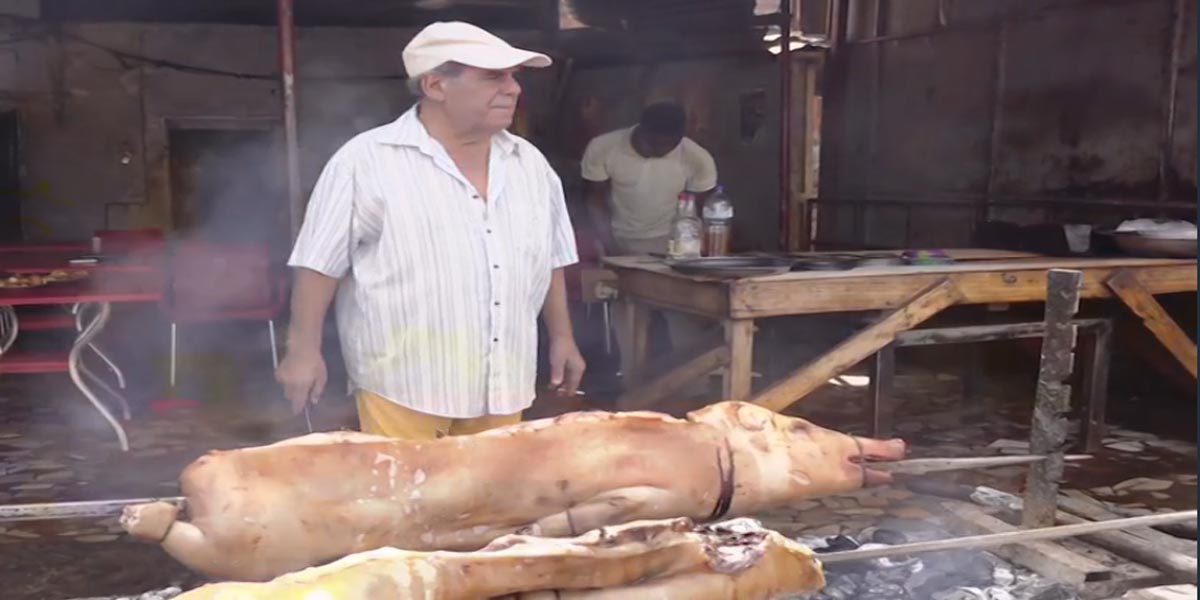 Vidéo: Venu au Burkina dans le but d'invertir, un Italien devient vendeur de porc braisé.