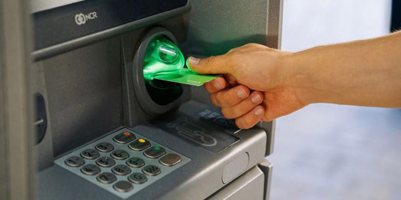 Espagne: Nouvelle forme d’arnaque au distributeur automatique. Ils piègent des clients à un distributeur.