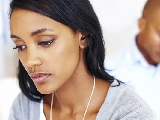 il surprend son père avec sa femme, la suite des évènements va vous laisser sans voix.