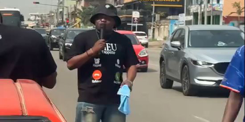 Côte d’Ivoire : Willy Dumbo aperçu en pleine évangélisation dans la rue, son témoignage donne de l’espoir.